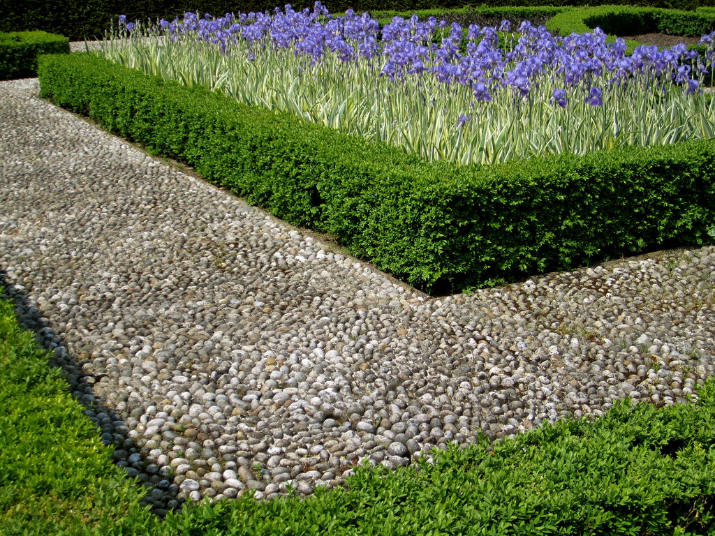 Mastering the Art of Flower Bed Design for Small Gardens: Expert Tips for Choosing Plants, Color Schemes, and Ensuring Year-Round Blooms in Limited Spaces